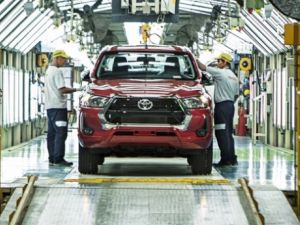 Por la presión de los autos chinos, las automotrices congelan precios en Argentina