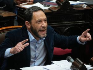 Ferraro acusa al Gobierno de pagar "sobresueldos" y los vincula a transferencias en criptomonedas