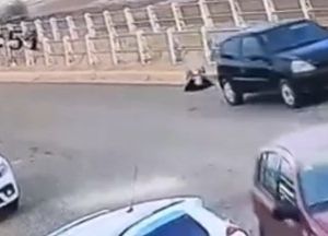 Se olvidó el freno de mano y fue atropellada por su propio auto: el video