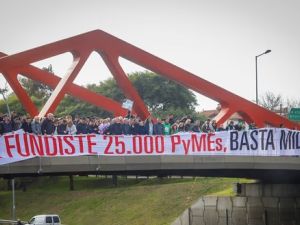 Organizaciones gremiales marcharon contra del cierre de PyMEs
