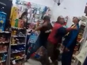 Le pegaron porque no pagó unas salchichas que se llevó: todo ocurrió delante de su pequeño hijo