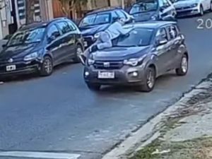 Ramos Mejía: una mujer fue hospitalizada tras subirse al capot de su auto para impedir que se lo roben