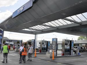YPF confirmó un aumento del 1% en los combustibles y alargó el congelamiento por 45 días más