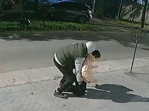 Cruel robo a un niño que iba a la escuela: el delincuente lo obligó a arrodillarse y sacarse el abrigo