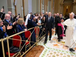 El papa León XIV exigió a los empleados de la Iglesia que dejen de ser espectadores