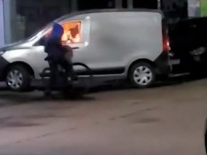 Lo despidieron de una carnicería y le incendió la camioneta al dueño
