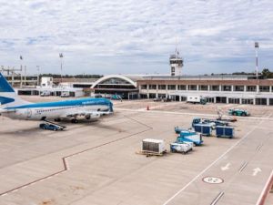 Rosario: intentaron tener sexo en un avión y terminaron detenidos por exhibicionismo