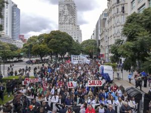 Trabajadores de la salud y organizaciones sociales marcharon a Plaza de Mayo contra el ajuste en el sector