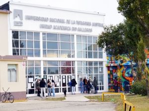 Horror en una universidad de Río Gallegos: un trabajador apuñaló a un alumno
