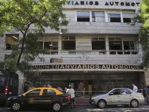 La UTA pide un aumento de sueldos y amenza con un paro de colectivos