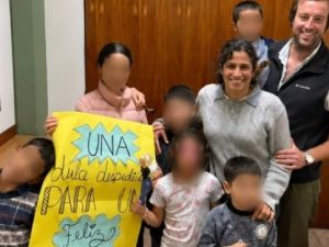 Seis hermanitos encontraron una familia gracias a una jueza que insistió para que los adopten juntos