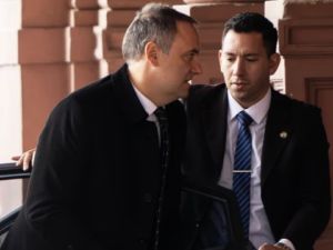 Pese a la presión de los aliados, en el entorno de Adorni descartan una renuncia o licencia