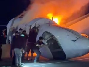 Una avioneta cayó en una autopista en Texas y se incendió