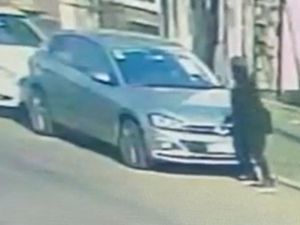 Castelar: le bloquearon la salida del garaje y reaccionó con furia