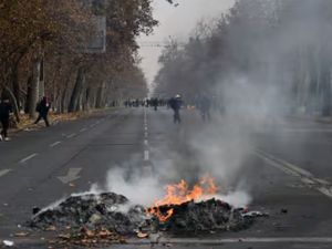 Chile: choques entre carabineros y manifestantes por marcha contra recortes sociales