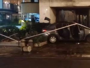 Fuerte choque en Recoleta: un auto se incrustó en el frente de un edificio en la avenida Alvear y se incendió