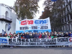 Movimientos sociales, universitarios y gremiales marcharon en el centro contra del Gobierno