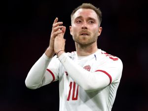 El danés Eriksen se desplomó durante el amistoso ante Ucrania