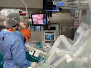 La Fundación Favaloro realizó el primer trasplante renal de donante vivo relacionado con asistencia robótica