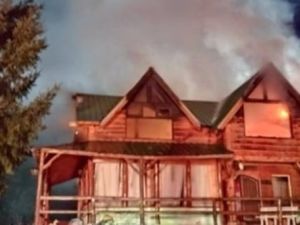 Un incendio destruyó un ex motel de Villa La Angostura: varias familias se quedaron sin hogar