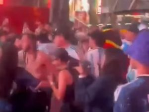 Incidentes en Times Square: choques entre hinchas argentinos y argelinos en Nueva York