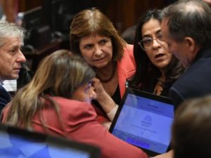 La Libertad Avanza busca frenar la sesión del jueves para evitar la interpelación a Adorni