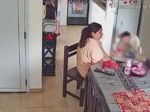 Dejó a sus hijos con la niñera y vio por las cámaras cuando les pegó para que coman