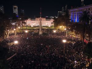 La Plaza de Mayo se convirtió en un epicentro de misa ricotera entre los primeros pogos y calles cerradas