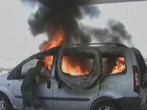 Italia: incendiaron un auto con cuatro trabajadores rurales extranjeros adentro