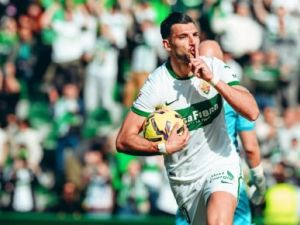 Condenaron a Rafa Mir, actual jugador de Elche, por agresión sexual