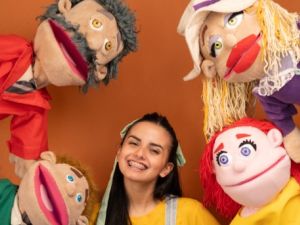 "Renata y los últimos": títeres para adultos, actuantes y músicos en vivo