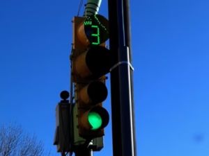 Cómo funciona el primer semáforo con inteligencia artificial instalado en una ciudad argentina