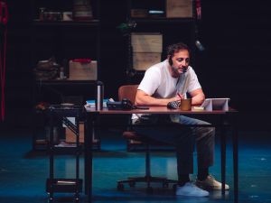 "Agotados": un restaurante, 40 personajes y un menú delirante