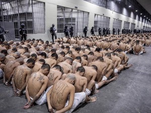 El Salvador: Condenan a pandilleros a penas de hasta mil años de cárcel