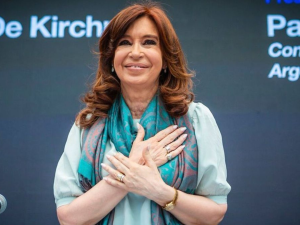 Militantes hacen vigilia en el Sanatorio Otamendi por la salud de Cristina Kirchner