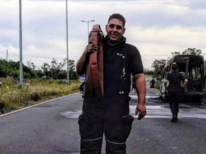 Un bombero que combatía un incendio murió atropellado