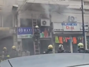 Se prendió fuego un local en Once: hay cerca de 40 personas afectadas, siete menores de edad