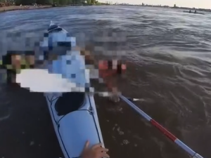 Kayakista héroe: Rescató a una familia que había caído al agua en Rosario