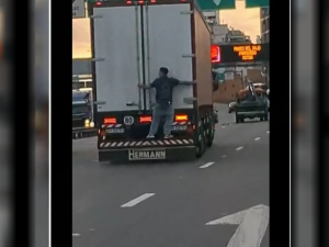 "Se reía y se burlaba": un hombre viajó colgado de un camión en plena Autopista 25 de mayo