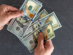 El dólar cerró en $1.425 y marcó su valor más bajo desde noviembre