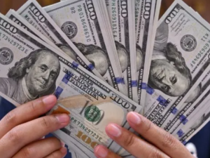 El dólar oficial bajó nuevamente: a cuánto cerró la divisa este jueves