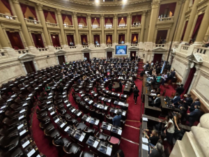 En medio del paro general y con tensión en el recinto, Diputados inició el debate por la reforma laboral