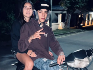 Circulaba en moto, una piedra impactó en su cabeza y murió: hay dos detenidos