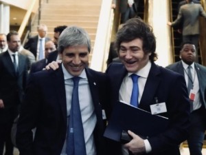 El riesgo país cayó por debajo de los 500 puntos