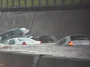 Temporal en el AMBA: varios autos quedaron bajo el agua en la Panamericana