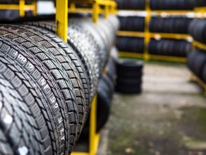 Un policía se robó las cubiertas de un patrullero y las vendió para pagar una deuda