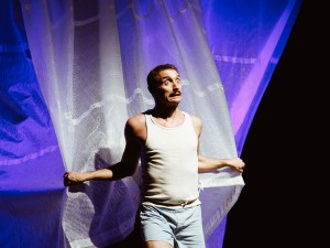 El humor, la energía y la poesía visual de "Apocalipsync" en el Paseo La Plaza