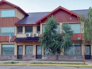 Horror en Neuquén: pateó la puerta de la casa, tomó un cuchillo y trató de matar a su mamá