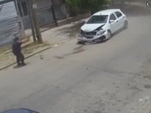 De película: robaron, se enfrentaron con la policía, pero lograron escapar tras un vuelco