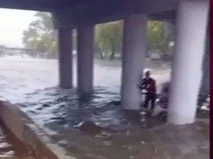 Dramático rescate en Córdoba: un hombre quedó atrapado en la crecida del río